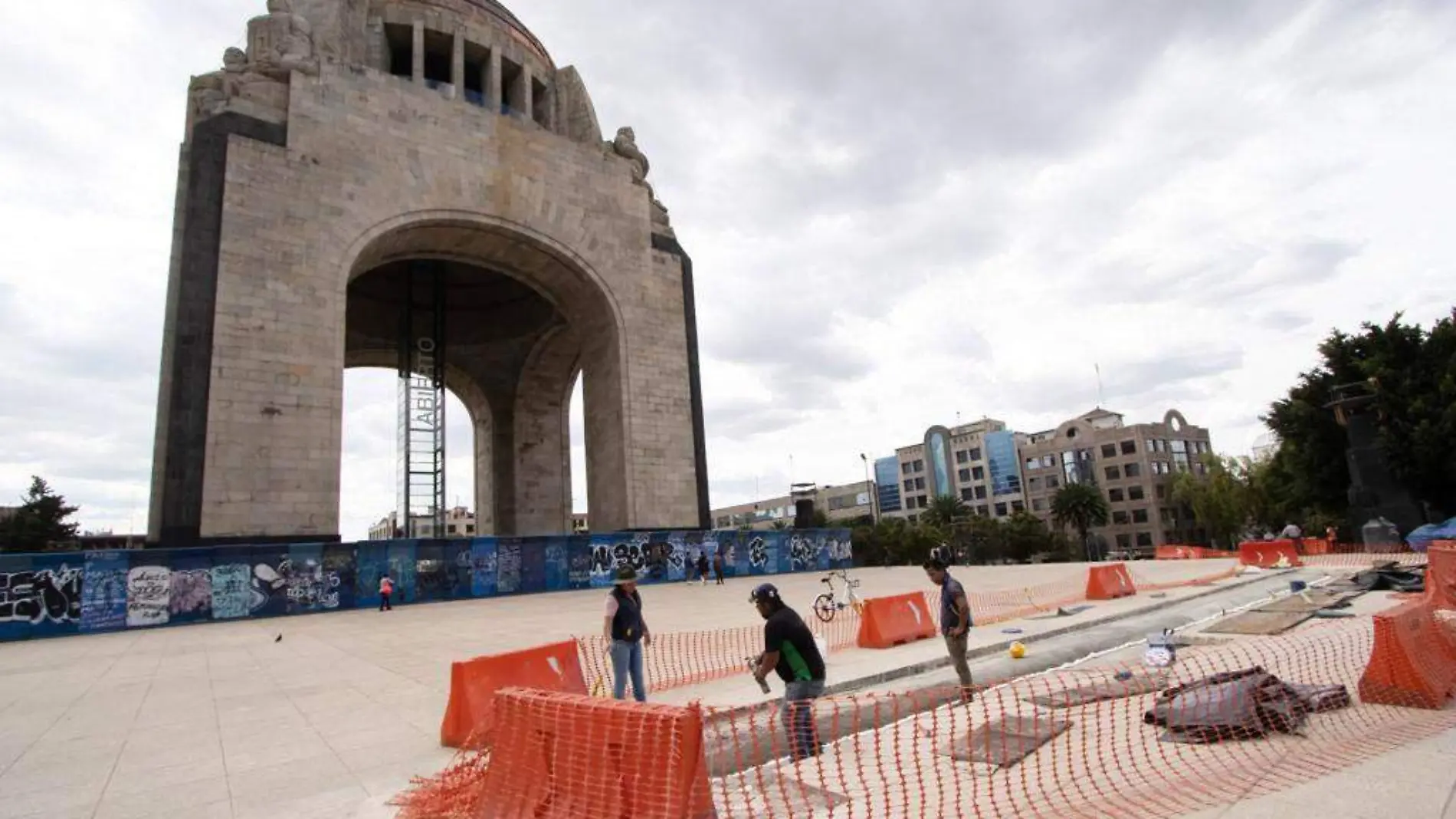 En la explanada del Monumento a la Revolución se lleva a cabo el reemplazo de la lozeta. FOTO ALEJANDRO AGUILAR (11)